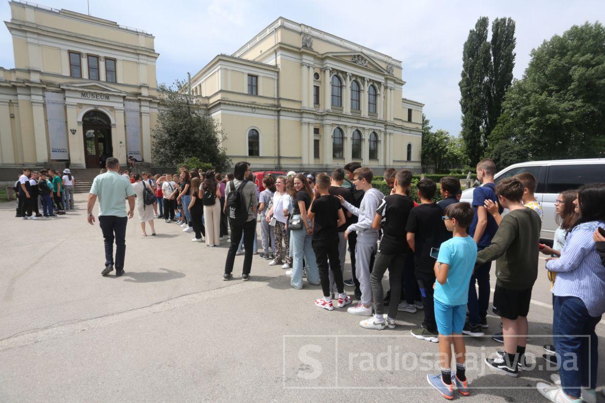 Foto: Dž. K. / Radiosarajevo.ba/ Osnovci iz Gračanice posjetili Zemaljski muzej